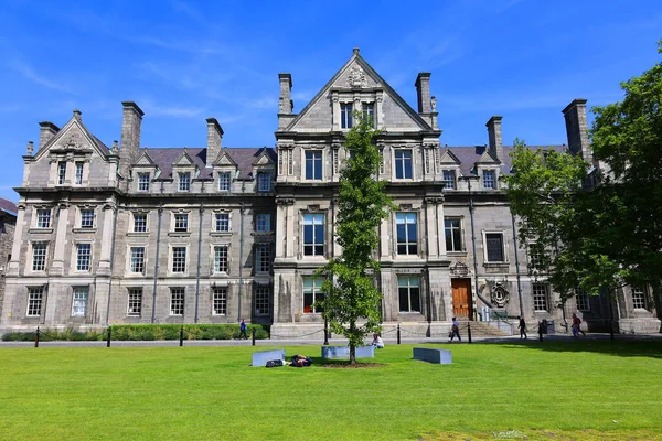 DUBLIN İRELAND REPUBLIC 05 28 2023: Campanile of Trinity College Dublin bir çan kulesidir ve en ikonik simgelerinden biridir. Armagh Başpiskoposu tarafından bağışlandı.