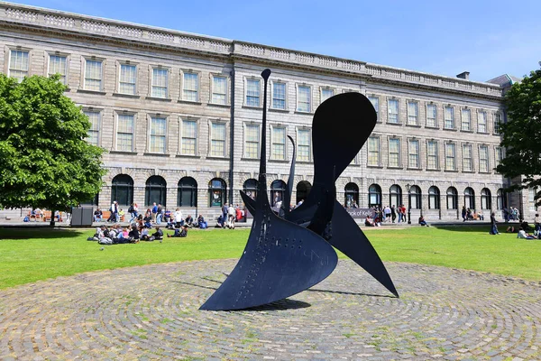 DUBLIN IRELAND REPUBLIC 05 28 2023: Alexander Calder 'Kaktüs Provisoire' (1967). Büyük ölçekli stabil Kaktüs koşulu şu anda Dublin 'deki Trinity Koleji' nin Fellows Meydanı 'nda kurulmuş durumda..