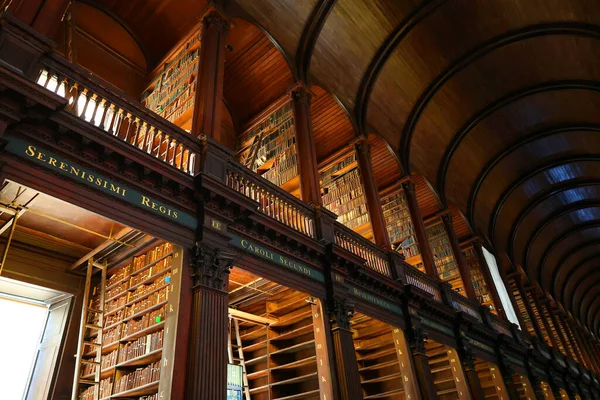 ダブリン アイルランド共和国05 2023年 トリニティ カレッジ ダブリン図書館はトリニティ カレッジにサービスを提供しています — ストック写真