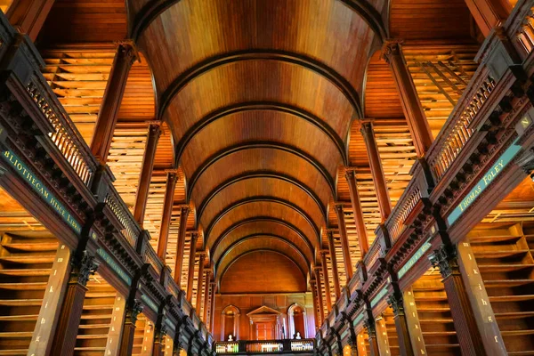 ダブリン アイルランド共和国05 2023年 トリニティ カレッジ ダブリン図書館はトリニティ カレッジにサービスを提供しています — ストック写真