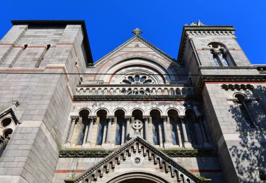 Mavi gökyüzüne karşı eski katedralin düşük açılı görüntüsü