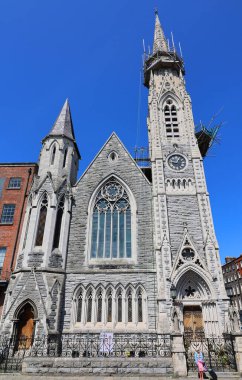 DUBLIN İRELAND REUBLIC 05 28 2023: Abbey Presbyterian, Dublin 'in Parnell Meydanı' nda bulunan bir kilisedir. İskoçya, Perth 'li mimar Andrew Heiton tarafından tasarlanmış, Gotik bir bina.