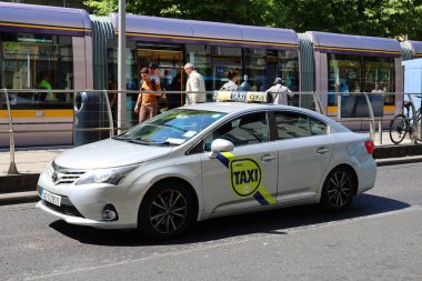 DUBLIN İRELYA REKLİĞİ 05 28 2023: Dublin, İrlanda 'da Luas Tram sistemi. 