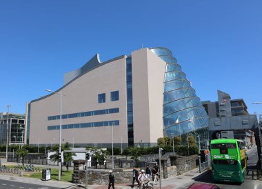 DUBLIN İRELAND REUBLIC 05 28 2023: Dublin Kongre Merkezi, şehrin yaratıcı topluluğu ve teknoloji sahnesiyle eş anlamlı hale gelir ve kendini modern mimarinin merkezi olarak kurar.