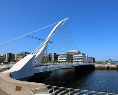 DUBLIN İRELYA REKLİĞİ 05 28 2023: Samuel Beckett Bridge kablo destekli bir Swingbridge 