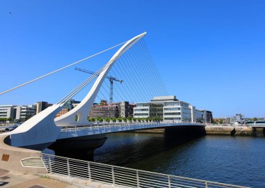 DUBLIN İRELYA REKLİĞİ 05 28 2023: Samuel Beckett Bridge kablo destekli bir Swingbridge 
