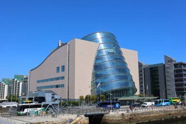DUBLIN İRELAND REUBLIC 05 28 2023: Dublin Kongre Merkezi, şehrin yaratıcı topluluğu ve teknoloji sahnesiyle eş anlamlı hale gelir ve kendini modern mimarinin merkezi olarak kurar.