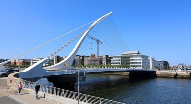 DUBLIN İRELYA REKLİĞİ 05 28 2023: Samuel Beckett Bridge kablo destekli bir Swingbridge 