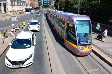 DUBLIN İRELYA REKLİĞİ 05 28 2023: Dublin, İrlanda 'da Luas Tram sistemi. 