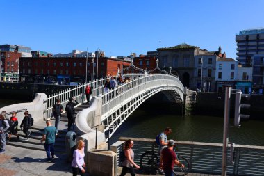 DUBLIN IRLAND REPUBLIC 05 28 2023: Daha sonra Penny Ha 'penny Köprüsü olarak bilinen ve resmi olarak Liffey Köprüsü, 1816 yılında Liffey Nehri üzerinde inşa edilen bir yaya köprüdür.
