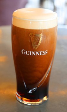 DUBLIN İRELAND REUBLIC 05 28 2023: Guinness, 1759 yılında İrlanda 'nın başkenti Dublin' de bulunan Arthur Guinness 'in bira fabrikasından türetilmiş kuru İrlanda viskisi..