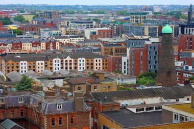 İRELAND DUBLIN REPUBLIC 05 28 2023: Dublin Şehir Merkezi Kuş bakışı. Dublin 'in merkezi, dolambaçlı, dar sokakları ve alçak binalarıyla çok organik bir havası var.