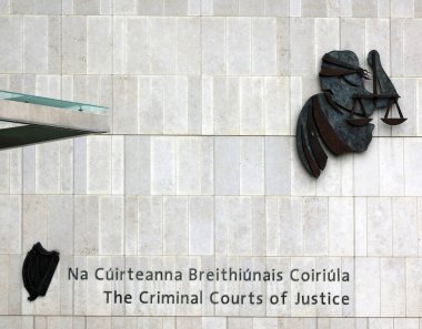 DUBLIN İRELAND REUBLIC 05 28 2023: Adalet Divanı logosu İrlanda Cumhuriyeti 'ndeki ceza mahkemeleri için başlıca mahkeme binasıdır.