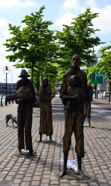 DUBLIN, İRELAND REPUBLIC 05 28 2023: Kıtlık Anıtı, Büyük Kıtlık (1845-1849) anısına Gümrük Binası Quay 'da duruyor.