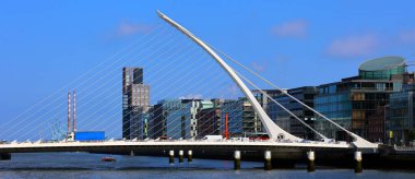 DUBLIN İRELYA REKLİĞİ 05 28 2023: Samuel Beckett Bridge kablo destekli bir Swingbridge 