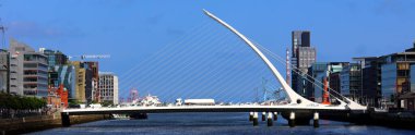 DUBLIN İRELYA REKLİĞİ 05 28 2023: Samuel Beckett Bridge kablo destekli bir Swingbridge 