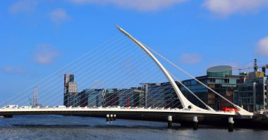 DUBLIN İRELYA REKLİĞİ 05 28 2023: Samuel Beckett Bridge kablo destekli bir Swingbridge 