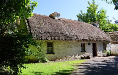 BUNRATTY İRELAND 05: 29 2023: Bunratty Halk Parkı 26 dönümlük bir alana kurulmuş ve etkileyici parkımızda yaşayan bir köy ve kırsal kesimde 30 'dan fazla bina bulunuyor.