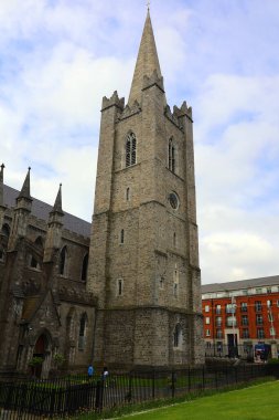 İRELAND DUBLIN REPUBLIC 05 28 2023: Saint Patrick Katedrali 1191 yılında bir Roma Katolik katedrali olarak kuruldu, şu anda İrlanda Kilisesi 'nin ulusal katedralidir.