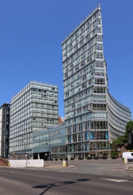 LiVERPOOL BİRLİĞİ KINGDOM 06 07 2023: One Park West İngiltere 'nin orta kesiminde 17 katlı bir binadır. 