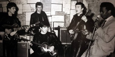 LiVERPOOL BİRLİK KINGDOM 06 07 2023: Beatles 'ın Beatles Story' deki resmi, Liverpool 'da Beatles ve tarihleri hakkında bir müzedir.. 