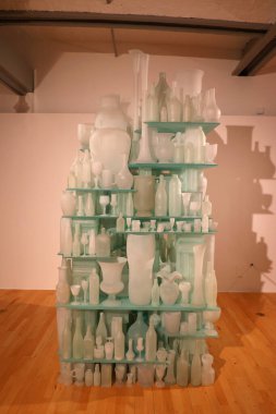 Müzede bir sürü farklı vazo var.