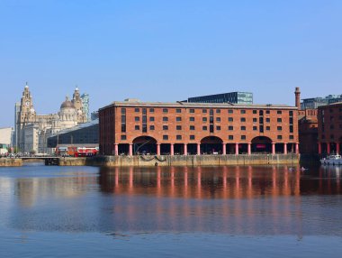 LIVERPOOL BİRLİK KINGDOM 06 07: 2023: Royal Albert Dock Liverpool, müzeler, galeriler, restoranlar, barlar ve dükkanlar için en çok ziyaret edilen Kuzey Batı İngiltere turizm beldesi..