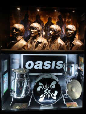 LiVERPOOL BİRLİK KINGDOM 06 07: 23: Mağara kulübünde Beatles bronz heykeli. 1960 'ların başında Liverpool' daki Beat Music sahnesi patladı ve Mağara Kulübü     