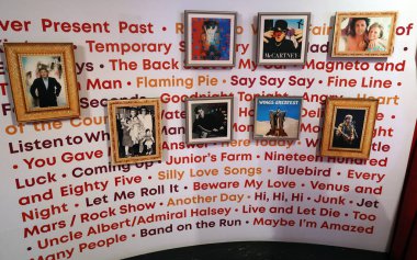 LiVERPOOL BİRLİK KINGDOM 06 07 2023: Paul Mccartney 'in The Beatles Story' deki yaşamı, Liverpool 'da Beatles ve onların tarihiyle ilgili bir müzedir. Tarihi Albert Rıhtımı üzerinde yer almaktadır.