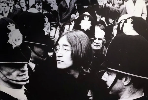 LiVERPOOL BİRLİK KINGDOM 06 07 2023: Beatles 'ın Beatles Story' deki resmi, Liverpool 'da Beatles ve tarihleri hakkında bir müzedir.. 