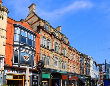 CARDIFF BİRLİK KINGDOM 06 17: 23 (Galce: Heol Eglwys Fair) ve High Street (Galce: Heol Fawr), Galler 'in Cardiff şehrinin merkezindeki Castle Quarter şehrinin ana ticari caddeleridir.