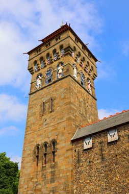 CARDIFF BİRLİK KINGDOM 06 17 2023: Cardiff Şatosu, Galler 'in önde gelen kültür merkezlerinden ve uluslararası öneme sahip bir bölgedir.