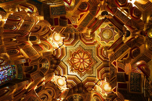 リヴェルポールはキングダム 2023 アラブの部屋のカーディフ城 天井は粘膜として知られる様式で それは金の葉で覆われ 装飾されている木から成っています — ストック写真