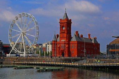 CARDIFF WALES UNITED KINGDOM 06 17 2023: Cardiff Bay, Galler 'in başkenti Güney Cardiff' te Cardiff Barrage tarafından yaratılan alan. Galler Ulusal Meclisi orada bulunmaktadır..