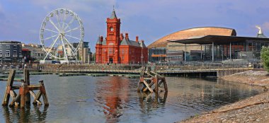 CARDIFF WALES UNITED KINGDOM 06 17 2023: Cardiff Bay, Galler 'in başkenti Güney Cardiff' te Cardiff Barrage tarafından yaratılan alan. Galler Ulusal Meclisi orada bulunmaktadır..