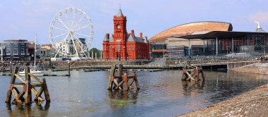 CARDIFF WALES UNITED KINGDOM 06 17 2023: Cardiff Bay, Galler 'in başkenti Güney Cardiff' te Cardiff Barrage tarafından yaratılan alan. Galler Ulusal Meclisi orada bulunmaktadır..