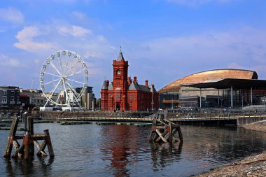 CARDIFF WALES UNITED KINGDOM 06 17 2023: Cardiff Bay, Galler 'in başkenti Güney Cardiff' te Cardiff Barrage tarafından yaratılan alan. Galler Ulusal Meclisi orada bulunmaktadır..
