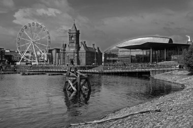 CARDIFF WALES UNITED KINGDOM 06 17 2023: Cardiff Bay, Galler 'in başkenti Güney Cardiff' te Cardiff Barrage tarafından yaratılan alan. Galler Ulusal Meclisi orada bulunmaktadır..