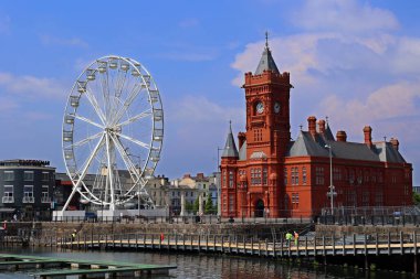 CARDIFF WALES UNITED KINGDOM 06 17 2023: Cardiff Bay, Galler 'in başkenti Güney Cardiff' te Cardiff Barrage tarafından yaratılan alan. Galler Ulusal Meclisi orada bulunmaktadır..