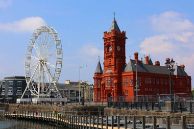 CARDIFF WALES UNITED KINGDOM 06 17 2023: Cardiff Bay, Galler 'in başkenti Güney Cardiff' te Cardiff Barrage tarafından yaratılan alan. Galler Ulusal Meclisi orada bulunmaktadır..