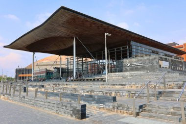 CARDIFF BİRLİK KINGDOM 06 17 23: Senedd, ayrıca Ulusal Meclis binası olarak da bilinir, Kraliçe 2. Elizabeth tarafından 2006 yılında Güney Galler 'in Cardiff kentinde açıldı ve Galler Parlamentosu' nun bulunduğu yerdir.