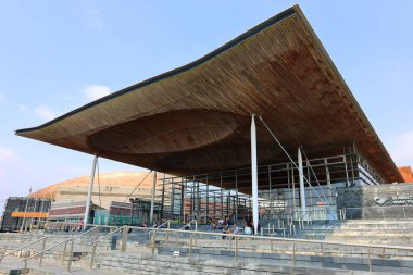 CARDIFF BİRLİK KINGDOM 06 17 23: Senedd, ayrıca Ulusal Meclis binası olarak da bilinir, Kraliçe 2. Elizabeth tarafından 2006 yılında Güney Galler 'in Cardiff kentinde açıldı ve Galler Parlamentosu' nun bulunduğu yerdir.
