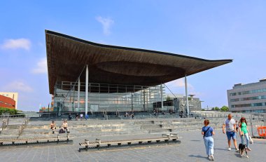 CARDIFF BİRLİK KINGDOM 06 17 23: Senedd, ayrıca Ulusal Meclis binası olarak da bilinir, Kraliçe 2. Elizabeth tarafından 2006 yılında Güney Galler 'in Cardiff kentinde açıldı ve Galler Parlamentosu' nun bulunduğu yerdir.