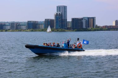 CARDIFF BİRLİK KINGDOM 06 17 17: Flat Holm Adası 'nda manzaralı bir tura Cardiff Körfezi' nde hızlı tekne gezisi