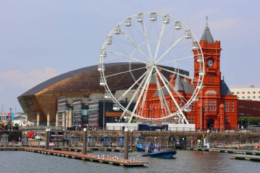 CARDIFF WALES UNITED KINGDOM 06 17 2023: Cardiff Bay, Galler 'in başkenti Güney Cardiff' te Cardiff Barrage tarafından yaratılan alan. Galler Ulusal Meclisi orada bulunmaktadır..