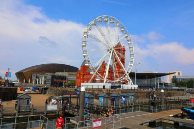 CARDIFF WALES UNITED KINGDOM 06 17 2023: Cardiff Bay, Galler 'in başkenti Güney Cardiff' te Cardiff Barrage tarafından yaratılan alan. Galler Ulusal Meclisi orada bulunmaktadır..