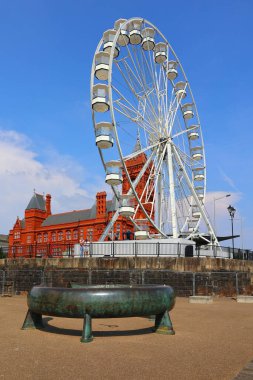 CARDIFF WALES UNITED KINGDOM 06 17 2023: Cardiff Bay, Galler 'in başkenti Güney Cardiff' te Cardiff Barrage tarafından yaratılan alan. Galler Ulusal Meclisi orada bulunmaktadır..