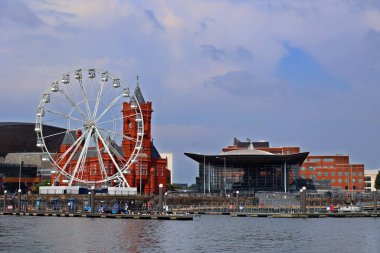 CARDIFF WALES UNITED KINGDOM 06 17 2023: Cardiff Bay, Galler 'in başkenti Güney Cardiff' te Cardiff Barrage tarafından yaratılan alan. Galler Ulusal Meclisi orada bulunmaktadır..