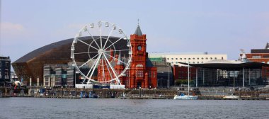 CARDIFF WALES UNITED KINGDOM 06 17 2023: Cardiff Bay, Galler 'in başkenti Güney Cardiff' te Cardiff Barrage tarafından yaratılan alan. Galler Ulusal Meclisi orada bulunmaktadır..