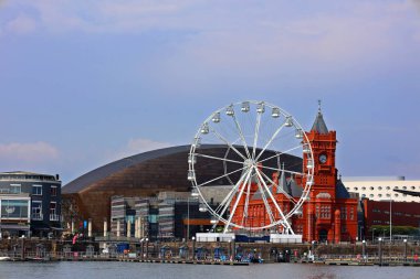 CARDIFF WALES UNITED KINGDOM 06 17 2023: Cardiff Bay, Galler 'in başkenti Güney Cardiff' te Cardiff Barrage tarafından yaratılan alan. Galler Ulusal Meclisi orada bulunmaktadır..